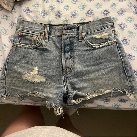 - Levi denim jean shorts - Picture 6 of 8